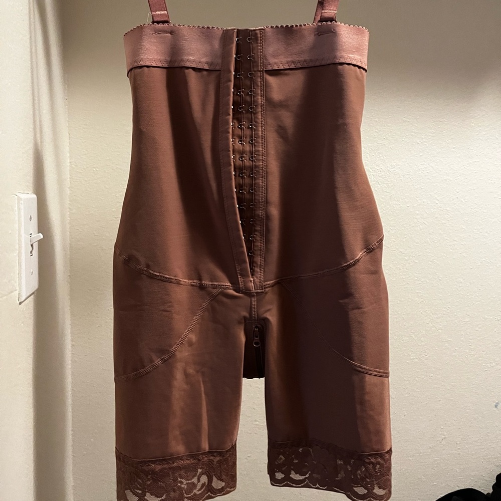 Size small faja 5 clasps , zipper crotch for easy bathroom access